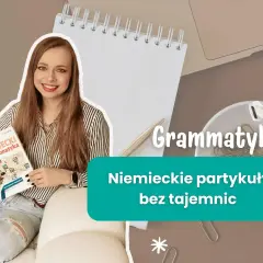 Uśmiechnięta kobieta trzyma podręcznik "Niemiecki GRAMatyka". Obok tekst "Gramatyka Niemieckie partykuły bez tajemnic".