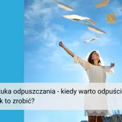 Kobieta z podniesionymi rękami wypuszcza w niebo kartki. Czasem warto odpuścić, by poczuć lekkość i wolność.