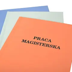 Trzy okładki prac magisterskich w różnych kolorach: pomarańczowa, jasnoszara i niebieska. Określają cel i zakres pracy.