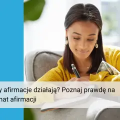 Kobieta pisze w zeszycie, zastanawiając się, czy afirmacje działają. Poznaj prawdę na temat afirmacji.
